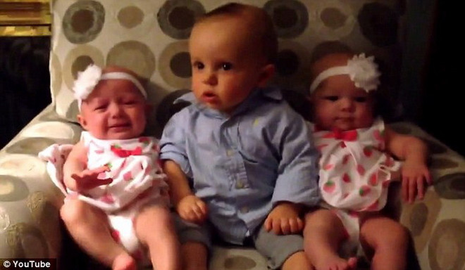 Cậu bé 2 tuổi nghệt mặt khi nhìn thấy hai cô em gái sinh đôi ảnh 4