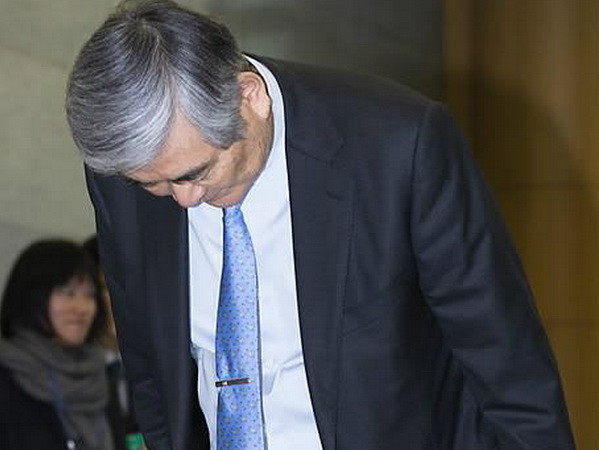 Chủ tịch Cho Yang Ho cúi đầu tin lỗi vì cư xử của con gái. (Nguồn: Yonhap) Con gái chủ tịch Korean Air phải xin lỗi vì làm chậm chuyến bay ảnh 2