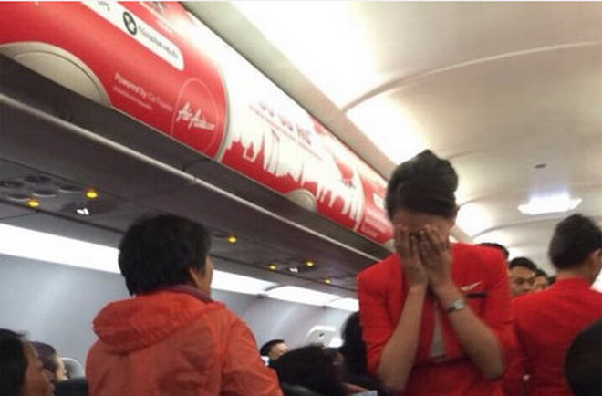 Hành khách Trung Quốc hắt nước sôi vào tiếp viên hàng không ảnh 1