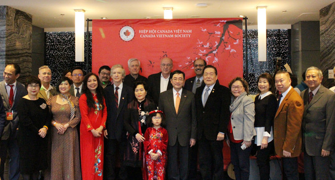 Đại sứ Việt Nam tại Canada Phạm Cao Phong và Thượng nghị sỹ Victor Oh chụp ảnh cùng bà con cộng đồng người Việt và bạn bè Canada. (Ảnh: Trung Dũng/TTXVN) Lễ hội văn hóa đón Tết Nguyên đán Quý Mão 2023 tại Canada ảnh 1