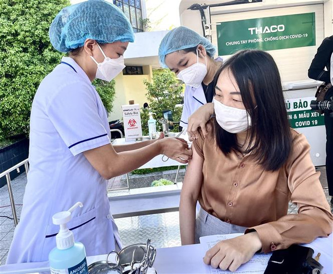 Lãnh đạo Sở Lao động-Thương binh và Xã hội tỉnh Thừa Thiên - Huế hưởng ứng tiêm vaccine phòng COVID-19. (Ảnh: Mai Trang/TTXVN) Ngày 20/7: Thêm 853.945 liều vaccine phòng COVID-19 được tiêm ảnh 1