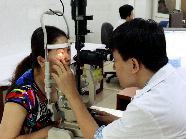 Chưa có thuốc điều trị đặc hiệu cho bệnh đau mắt đỏ ảnh 1