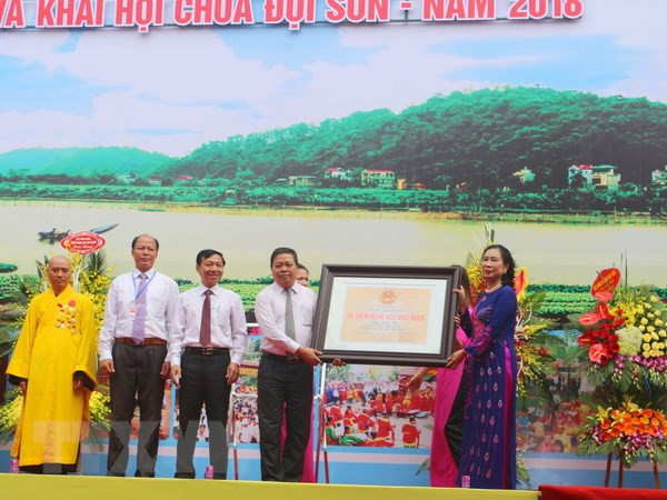 Bà Đặng Thị Bích Liên, Thứ trưởng Bộ Văn hóa, Thể thao và Du lịch, trao bằng xếp hạng Di tích quốc gia đặc biệt cho lãnh đạo UBND tỉnh Hà Nam, UBND huyện Duy Tiên và sư trụ trì Chùa Đọi Sơn. (Ảnh: Đại Nghĩa/TTXVN) Sự kiện trong nước 30/4-6/5: Thực hư thông tin về bản đồ Thủ Thiêm ảnh 5