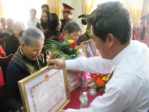 Trao trặng Bằng công nhận danh hiệu "Bà mẹ Việt Nam Anh hùng." (Ảnh: Tiên Minh/TTXVN) Hòa Bình: Phong, truy tặng Danh hiệu “Bà mẹ Việt Nam anh hùng” ảnh 1