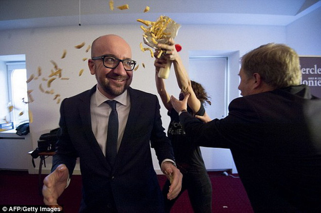 Thủ tướng Bỉ bị tấn công bằng khoai tây chiên và mayonnaise ảnh 2