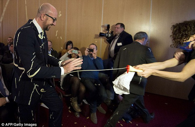 Thủ tướng Bỉ bị tấn công bằng khoai tây chiên và mayonnaise ảnh 1