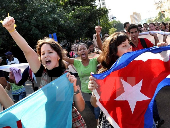 Người dân Cuba tuần hành tại thủ đô La Habana sau khi thỏa thuận bình thường hóa quan hệ ngoại giao với Mỹ được công bố. (Nguồn: AFP/TTXVN) Tỷ lệ người dân Mỹ ủng hộ dỡ bỏ cấm vận Cuba ngày càng tăng ảnh 1