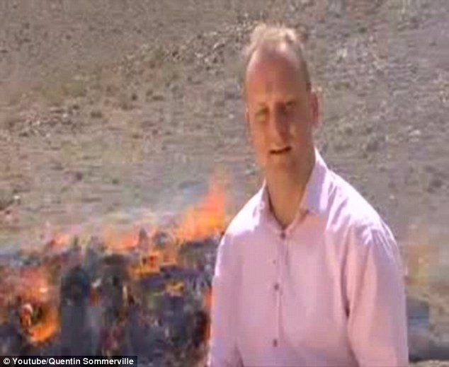 Phóng viên BBC "phê thuốc" khi tác nghiệp cạnh bãi thiêu hủy heroin ảnh 1