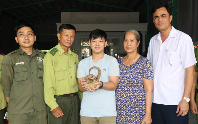 Bình Phước: Một học sinh bắt được tê tê và bàn giao cho Hạt Kiểm lâm ảnh 1
