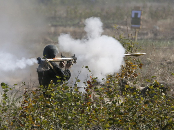 Tổng thống Ukraine ra lệnh cho quân đội sẵn sàng chiến tranh ảnh 1