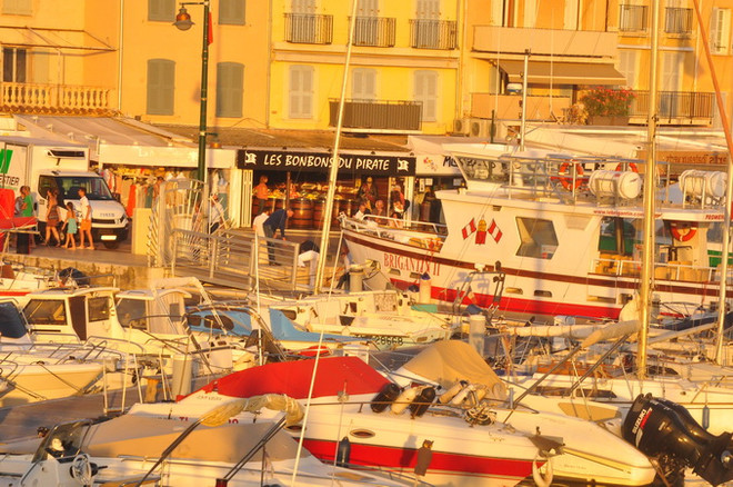 Và Thượng đế đã tạo ra Saint Tropez... nơi EURO không tồn tại ảnh 2