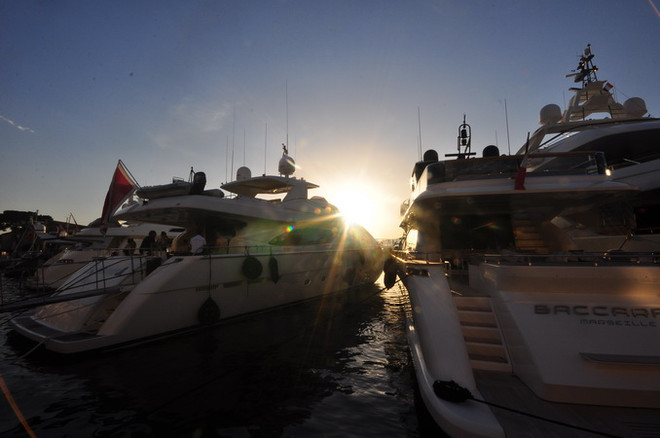 Và Thượng đế đã tạo ra Saint Tropez... nơi EURO không tồn tại ảnh 5