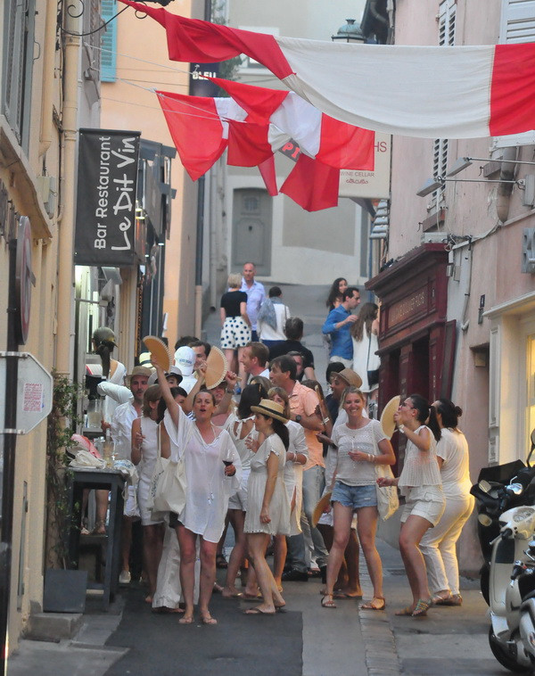 Và Thượng đế đã tạo ra Saint Tropez... nơi EURO không tồn tại ảnh 3