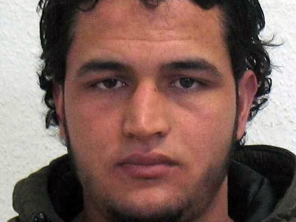 Anis Amri (trong ảnh), nghi phạm 24 tuổi người Tunisia. (Nguồn: EPA/TTXVN) Thủ tướng Italy báo với bà Merkel đã tiêu diệt nghi can Anis Amri ảnh 1