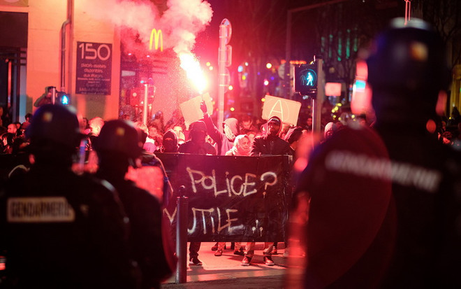 Pháp: Biểu tình bạo động đòi công lý cho thanh niên da màu bị xâm hại ảnh 1
