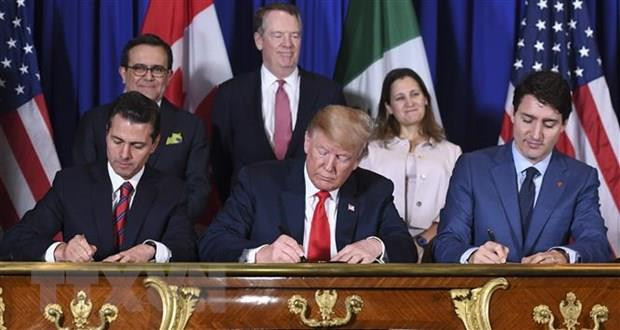 Tổng thống Mexico Enrique Pena Nieto, Tổng thống Mỹ Donald Trump và Thủ tướng Canada Justin Trudeau chính thức ký Hiệp định USMCA tại thủ đô Buenos Aires (Argentina) ngày 30/11/2018. (Ảnh: AFP/ TTXVN) Thỏa thuận NAFTA mới giữa Mỹ, Mexico và Canada gặp khó ảnh 1