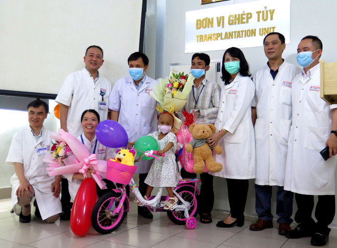 Ban Giám đốc Bệnh viện Trung ương Huế tặng hoa cho bệnh nhi Hồ Thị Tr.. (Ảnh: Tường Vi/TTXVN) Ghép tế bào gốc thành công cho bệnh nhi ung thư võng mạc di căn ảnh 1