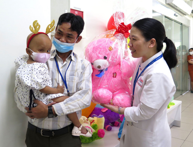 Bệnh nhi Hồ Thị Tr. sức khỏe ổn định. (Ảnh: Tường Vi/TTXVN) Ghép tế bào gốc thành công cho bệnh nhi ung thư võng mạc di căn ảnh 2