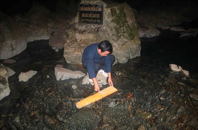 Cùng đồng bào Khơ Mú đi lấy nước mới ngày đầu năm ảnh 1