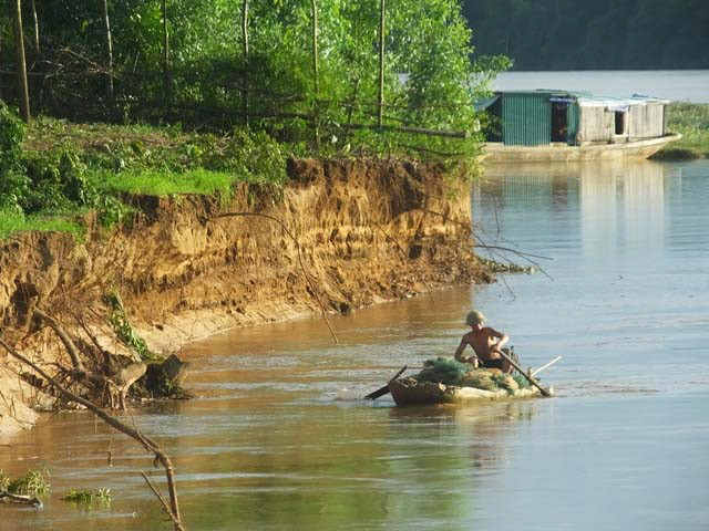 Tai nạn giao thông trên cầu phao, 2 người ngã xuống sông tử vong ảnh 1