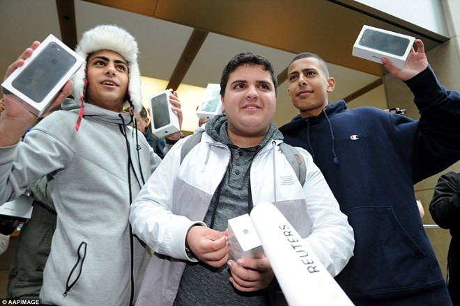 iPhone 7 và iPhone 7 Plus "cháy hàng" trong ngày mở bán ảnh 1