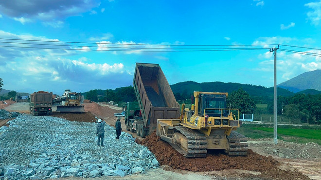 Các bộ, ngành và địa phương cần vào cuộc quyết liệt để sớm tháo gỡ những vướng mắc tại Dự án Cao tốc Bắc-Nam nhằm đẩy nhanh tiến độ hoàn thành. (Ảnh: Việt Hùng/Vietnam+) vnp_nha thau lam cao toc.jpg