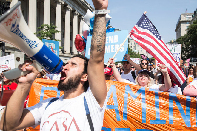 Hàng nghìn người dân Mỹ tuần hành ủng hộ chương trình DACA ảnh 1