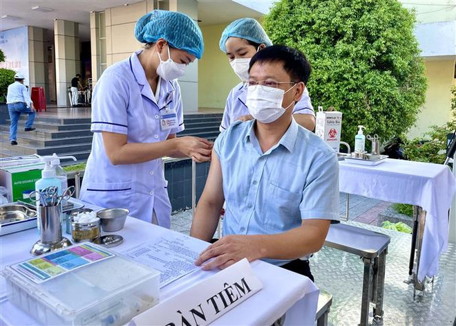 Phó Chủ tịch UBND tỉnh Thừa Thiên-Huế Nguyễn Thanh Bình tham gia tiêm vaccine phòng COVID-19 mũi nhắc lại. (Ảnh: Mai Trang/TTXVN) Ngày 16/7: Ghi nhận 705 ca mắc mới COVID-19, 1 ca tử vong ảnh 1