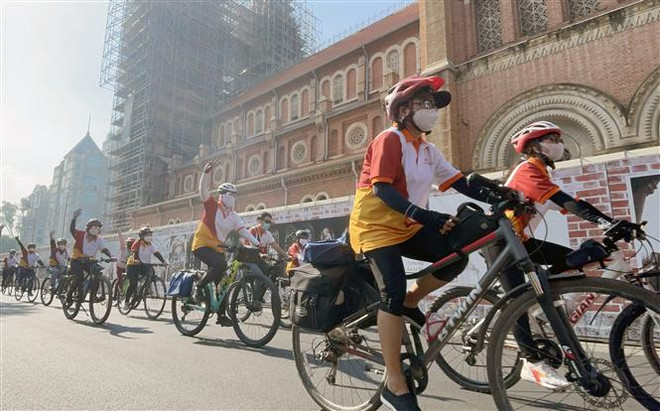 Người dân và du khách tham gia hoạt động hưởng ứng Tuần lễ Du lịch “Thành phố Hồ Chí Minh – Thành phố tôi yêu”. Ảnh: Mỹ Phương - TTXVN Du lịch TP.HCM thay "áo mới" cho chuỗi cung ứng sản phẩm, dịch vụ ảnh 2