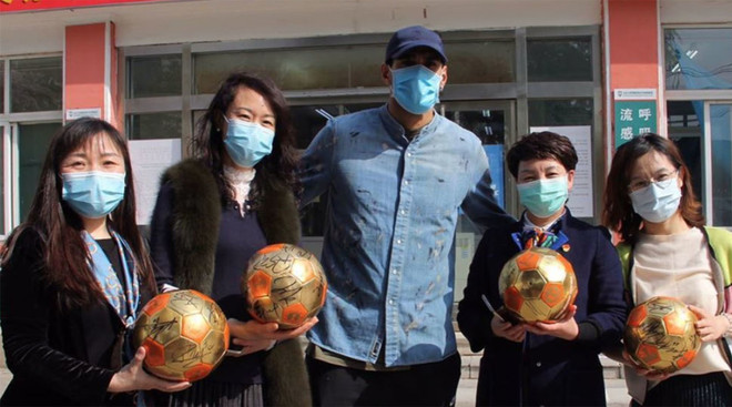 Fellaini chia sẻ bức ảnh chụp cùng các nhân viên y tế khi được xuất viện. (Nguồn: si.com) Marouane Fellaini xuất viện sau 3 tuần điều trị bệnh COVID-19 ảnh 1