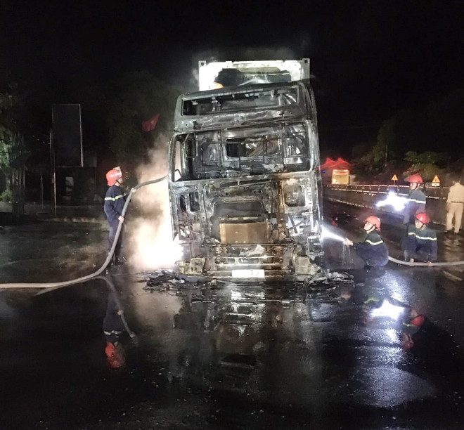 Nghệ An: Xe container cháy trên Quốc lộ 1A đoạn qua Diễn Châu ảnh 1