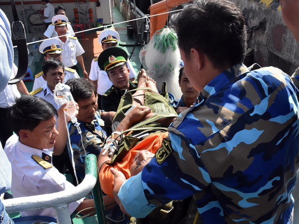 Tàu hải quân đưa ngư dân bị bệnh nặng trên biển về đất liền điều trị ảnh 1
