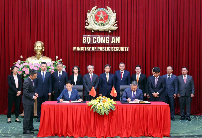 Đại tướng Tô Lâm, Bộ trưởng Bộ Công an và Bộ trưởng Bộ Tư pháp Trung Quốc Hạ Vinh ký kết "Bản ghi nhớ hợp tác''. (Ảnh: Phạm Kiên/TTXVN) ttxvn_to lam ha vinh_2.jpg