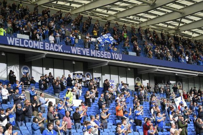 Sân bóng Anh đón khán giả trở lại sau khi dịch COVID-19 bùng phát ảnh 1