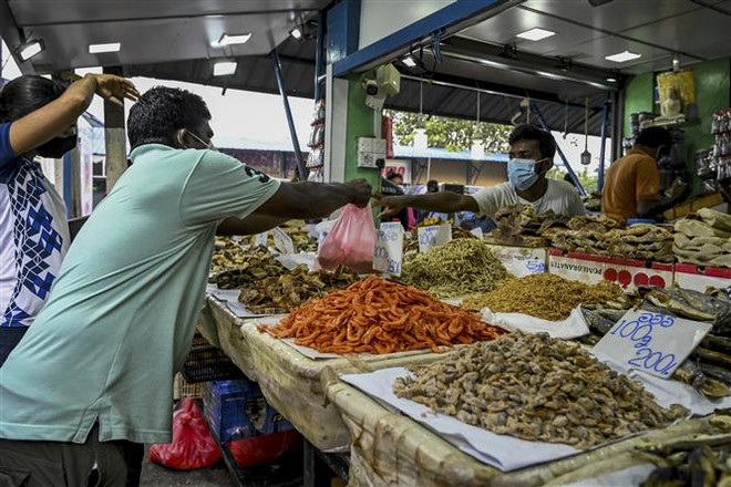 Người dân mua hàng tại một khu chợ ở Colombo, Sri Lanka. (Ảnh: AFP/TTXVN) Cuộc thương lượng giữa Sri Lanka và IMF về gói cứu trợ gần đến hồi kết ảnh 1