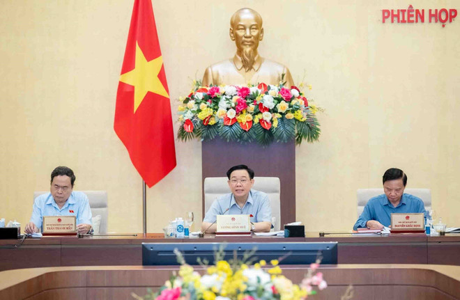 Chủ tịch Quốc hội Vương Đình Huệ điều hành phiên họp. (Ảnh: Minh Đức/TTXVN) ttxvn_ubtvqh (2).jpg
