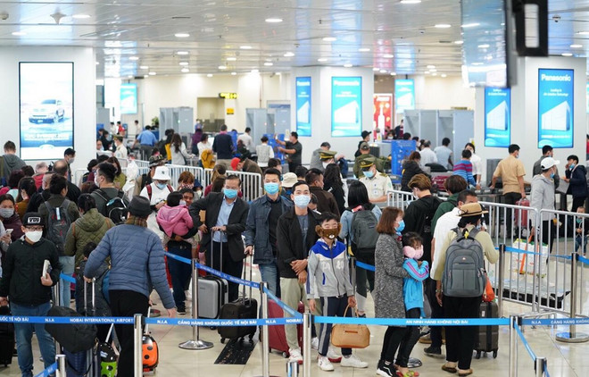 Hành khách tuân thủ việc đeo khẩu trang khi làm thủ tục chuyến bay tại Cảng hàng không quốc tế Nội Bài. (Ảnh: Phan Công/Vietnam+) Ngành giao thông tăng cường phòng chống dịch COVID-19 dịp 30/4-1/5 ảnh 1
