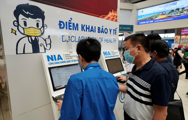 Một điểm khai báo y tế trực tuyến ngay tại sân bay Nội Bài. (Ảnh: CTV/Vietnam+) Ngành giao thông tăng cường phòng chống dịch COVID-19 dịp 30/4-1/5 ảnh 2