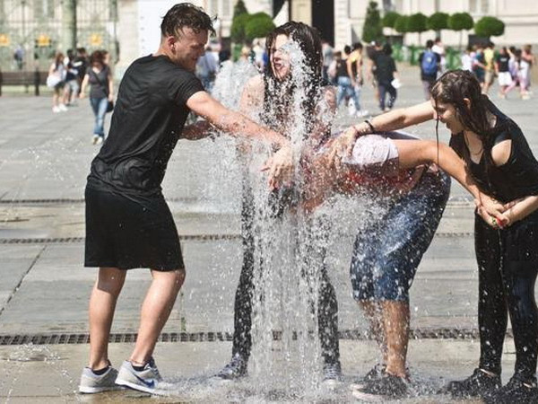 Italy báo động đỏ ở nhiều thành phố để đối phó với nắng nóng ảnh 1