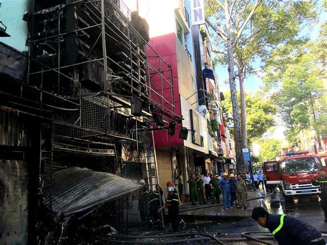 TP.HCM: Giải cứu 2 người trong vụ cháy tại ngôi nhà 4 tầng ảnh 1