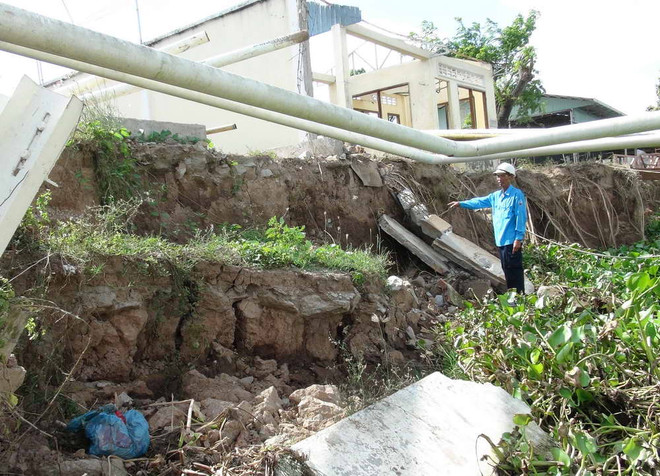 [Photo] Sạt lở sông Tiền lan đến gần bồn chứa 5 triệu lít xăng ảnh 1