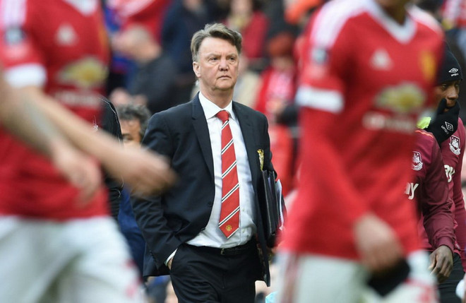 Man United chính thức ra thông báo sa thải HLV Louis van Gaal ảnh 1