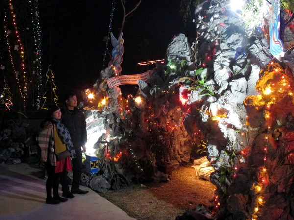 Bình Phước: Giáo dân sáng chế máy tạo bọt bong bóng làm tuyết rơi ảnh 1