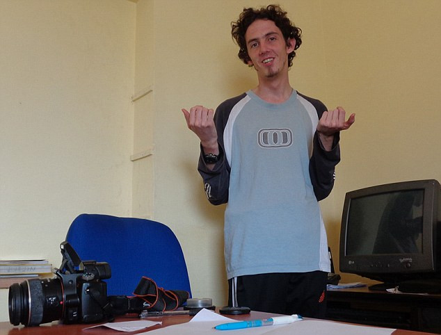 Điều tra bản hồ sơ ấu dâm ghê tởm của một nhiếp ảnh gia Anh ảnh 1