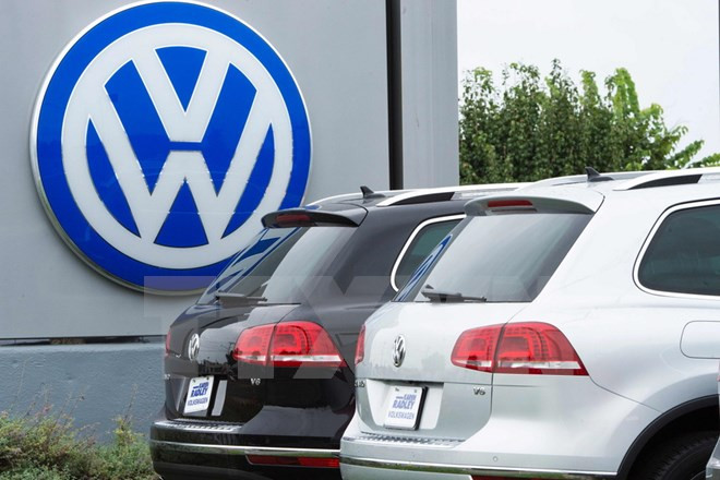 Logo hãng Volkswagen tại cửa hàng ở Woodbridge, Mỹ ngày 29/9/2015. (Ảnh: AFP/TTXVN) Volkswagen vẫn vật lộn để vượt qua vụ bê bối gian lận khí thải ảnh 1