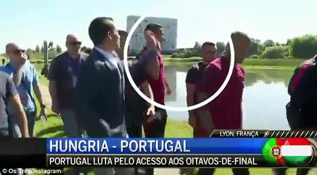 Cristiano Ronaldo "nổi điên," ném micro của phóng viên xuống hồ ảnh 1