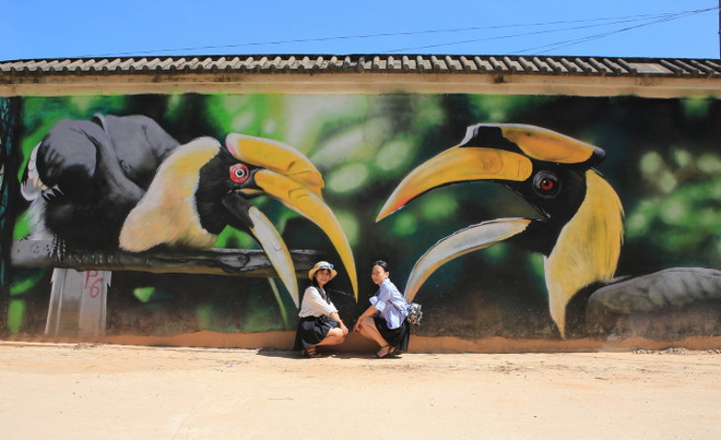 Ngắm nhìn những bức tranh tường khổng lồ tuyệt đẹp tại Huế ảnh 2