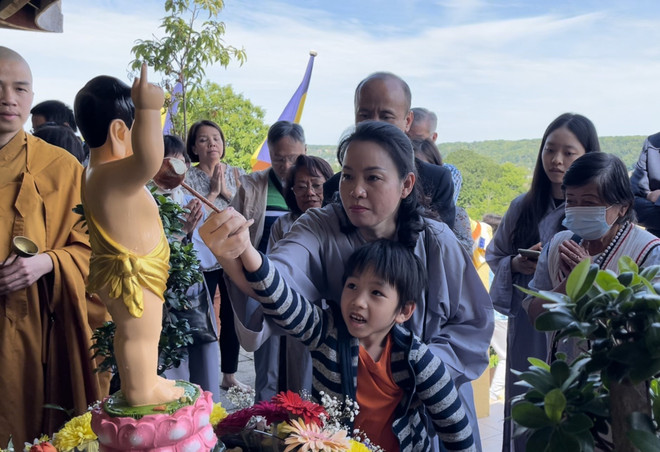 Kiều bào tại Pháp kỷ niệm Đại lễ Phật đản 2566 tại Trúc Lâm Thiền Viện ảnh 2