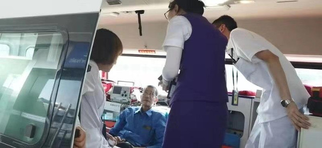 Nhân viên Vietnam Airlines giúp khách bị bệnh trên chuyến bay của Nga ảnh 1