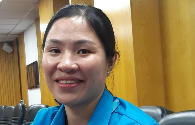 Chị Phùng Thị Ngọc, nhân viên Công ty Trách nhiệm hữu hạn Một thành viên Dịch vụ mặt đất sân bay Việt Nam trao trả hành khách bỏ quên gần 1 tỷ đồng trên máy bay. (Ảnh: VIAGS cung cấp) Hành khách bỏ quên gần 1 tỷ đồng trên máy bay tại Tân Sơn Nhất ảnh 1
